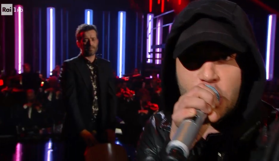 Rancore mentre canta "Argento Vivo" durante la prima serata del Festival di Sanremo