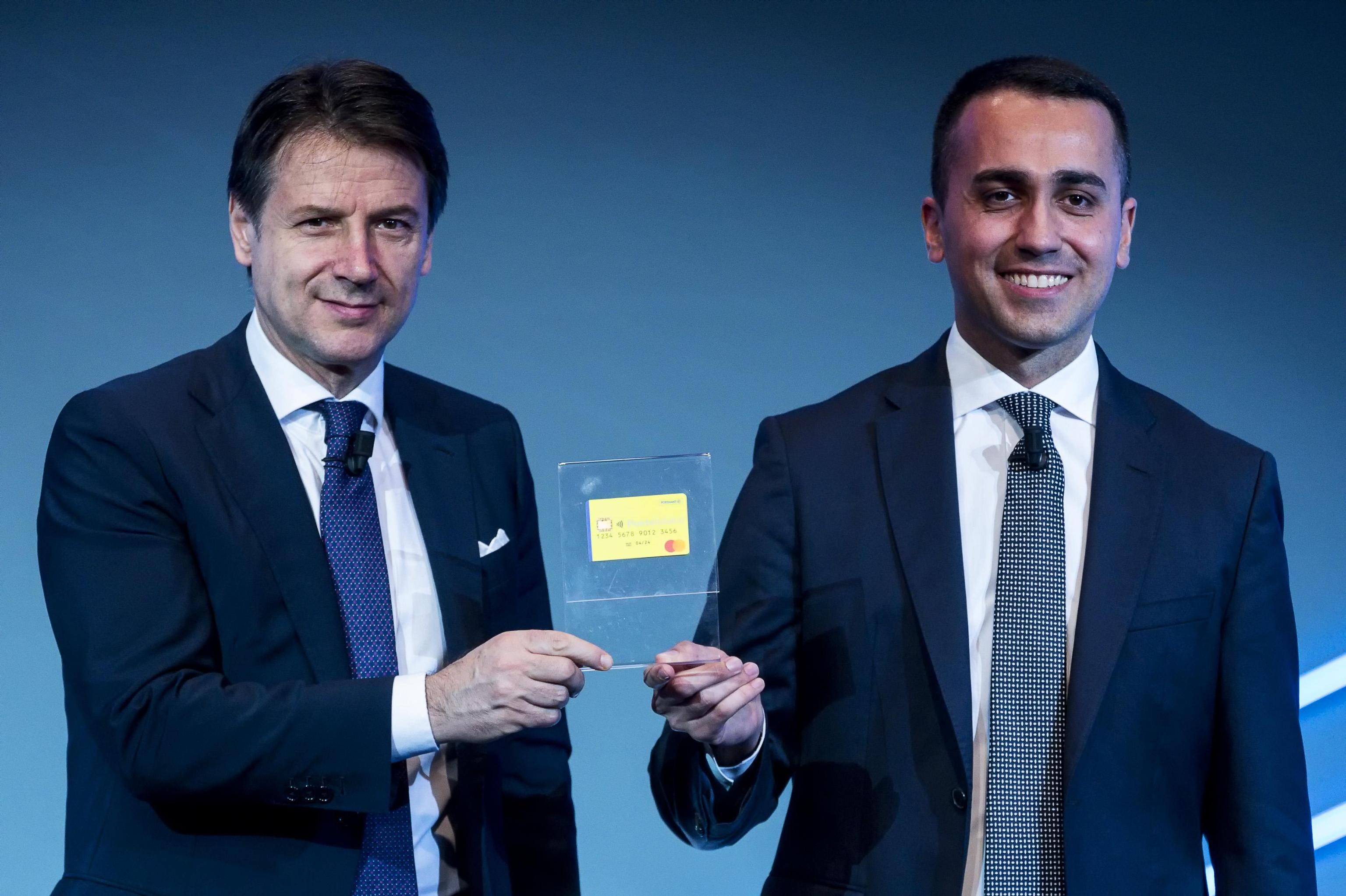 Reddito di cittadinanza, Conte e Di Maio presentano card numero 13