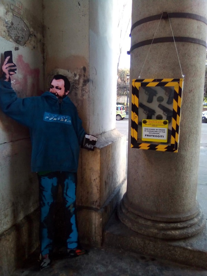 Matteo Salvini, a Roma sagoma di cartone con pistole finte FOTO