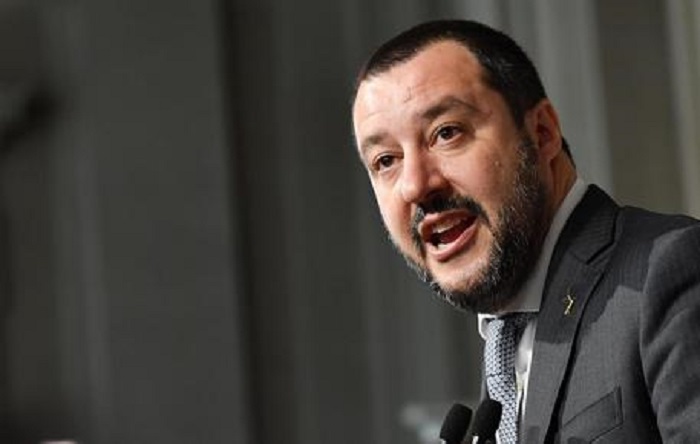 Salvini: "Alcune scorte sono vecchie di 15 anni. Tra una settimana decido..."