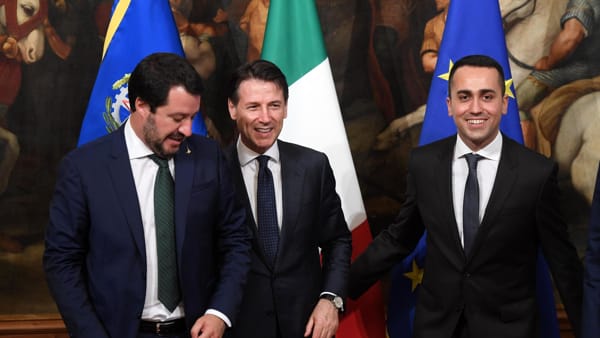 Movimento 5 stelle imploderà, resterà la destra di Salvini. E il Centro Sinistra attorno al Pd rinnovato. Nella foto: Salvini, Conte e Di Maio. Gentiloni prevede: Il M5s imploderà e resterò solo Salvini. Con l0opposizione di Centro sinistra raccolta attorno al Pd rinnovato