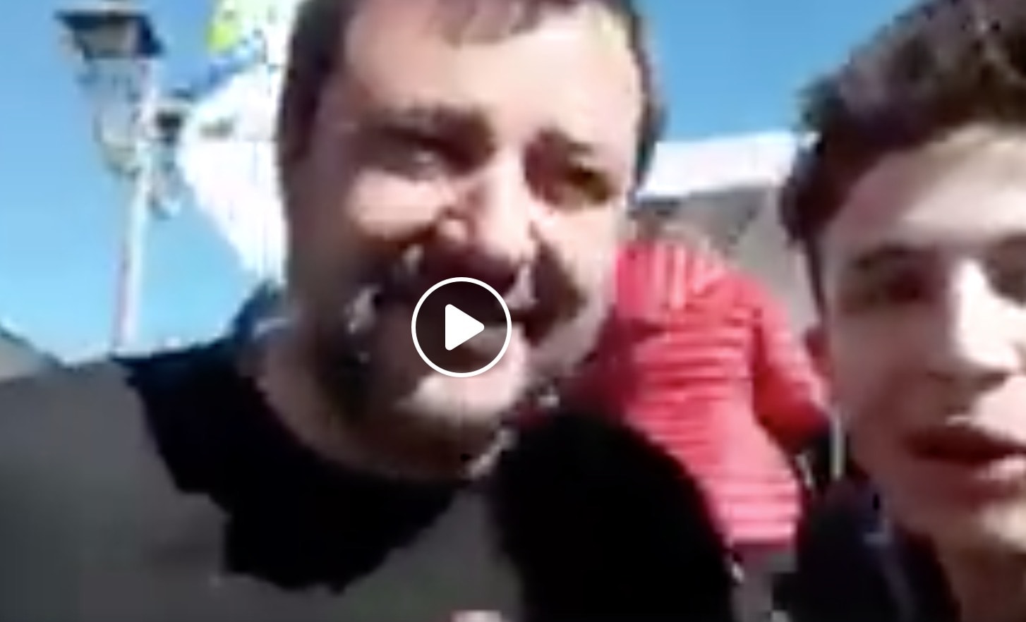 Matteo Salvini beffato dal fan in Sardegna: "Più accoglienza, più 49 milioni" VIDEO