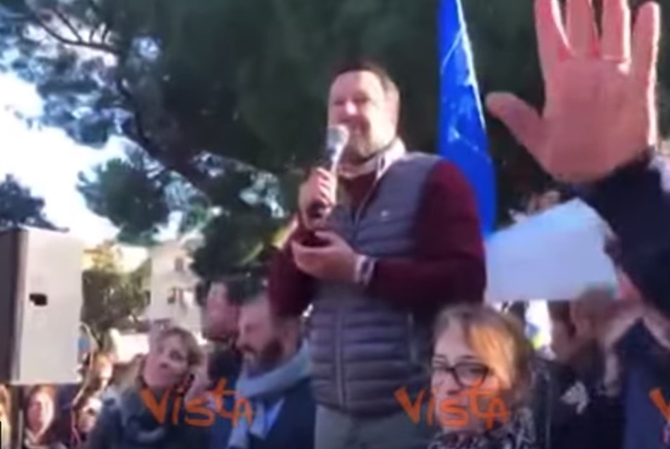 Matteo Salvini in Sardegna, cantano Bella ciao al comizio. Lui: "Andate a Sanremo" VIDEO