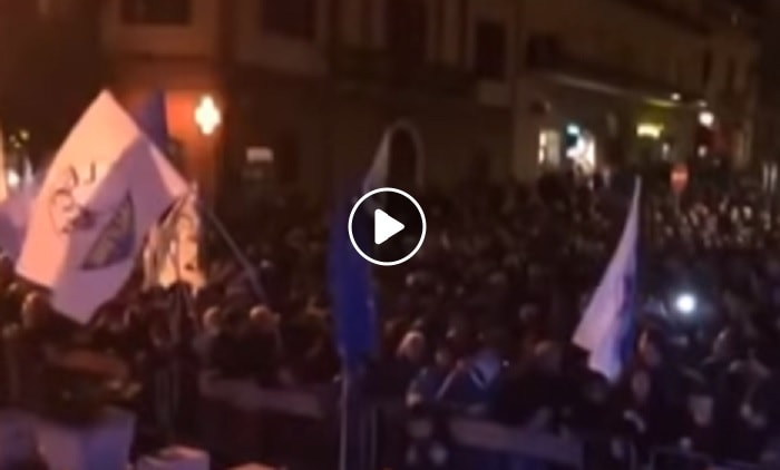 Giulianova, contestatore urla a Salvini: "Assassino". Lui: "Hai vinto 10 migranti a casa tua"