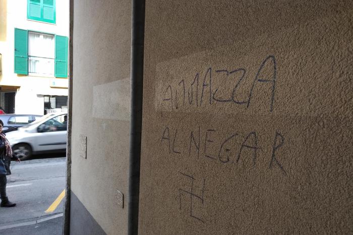 Melegnano, scritte razziste contro ragazzo senegalese. La madre: "Casi amplificati da politici come Salvini"