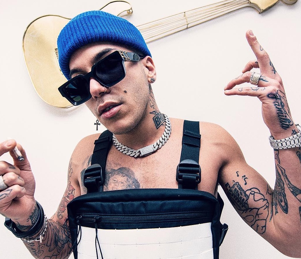 The Voice of Italy, Sfera Ebbasta: post con dito medio. "A volte penso solo fan***"