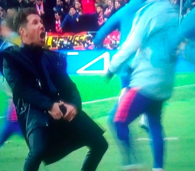 Simeone video gestaccio in Atletico-Juventus dopo gol Gimenez