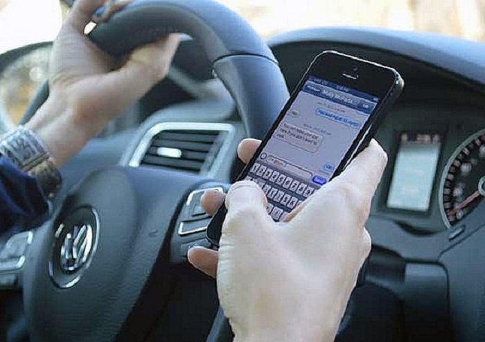 Killer quotidiani una mano al volante, l'altra allo smartphone. Come gli ubriachi