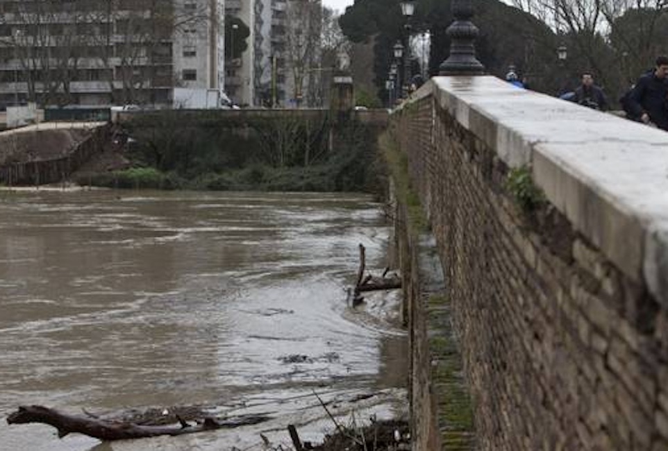 Maltempo Roma, allerta Tevere: chiusi accessi alle banchine