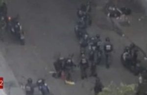 Venezuela, uomo gambizzato in strada durante proteste anti-Maduro FOTO