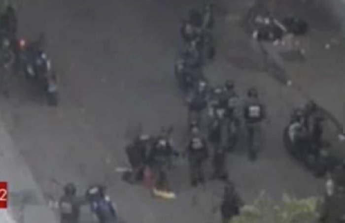 Venezuela, uomo gambizzato in strada durante proteste anti-Maduro FOTO