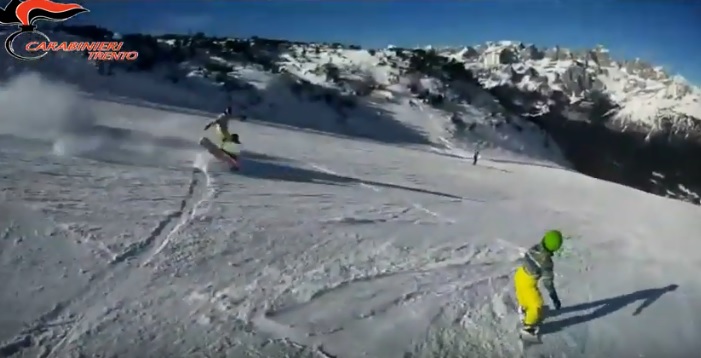 snowboarder travolge donna