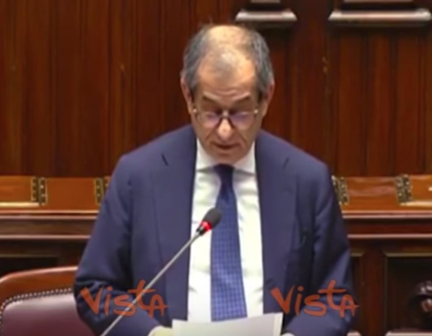Giovanni Tria a Renato Brunetta: "Stai zitto". E Roberto Fico lo rimprovera VIDEO