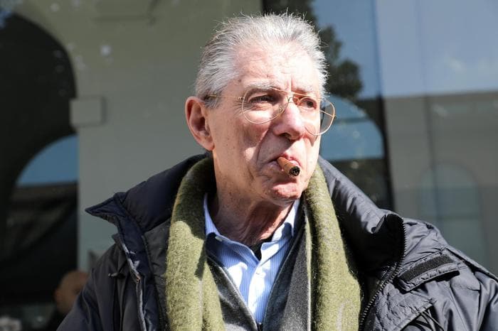 Umberto Bossi migliora: è stato estubato, in ospedale solo a scopo precauzionale