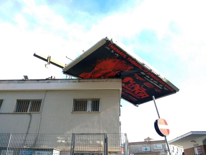 Maltempo al Centrosud: vento e gelo. Crolla un muro, alberi e cartelloni pubblicitari: tre morti nel Lazio