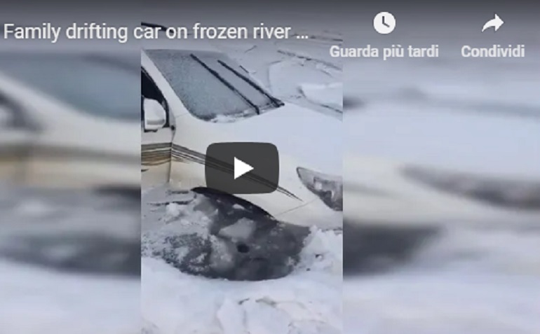 YOUTUBE Cina, la crosta del lago ghiacciato si rompe e l'auto finisce in acqua