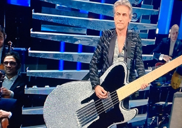 YOUTUBE Sanremo 2019, Ligabue scherza con Bisio e poi canta "Dio è morto" con Baglioni
