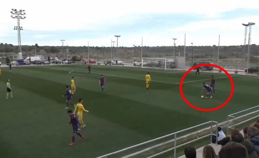 Atletico Levante-Badalona, il retropassaggio di Odena al portiere è troppo potente: l'autogol è comico