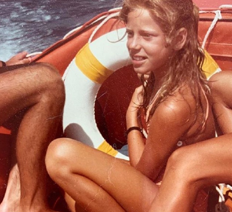 Alessia Marcuzzi, su Instagram pubblica una foto di quando era bambina FOTO