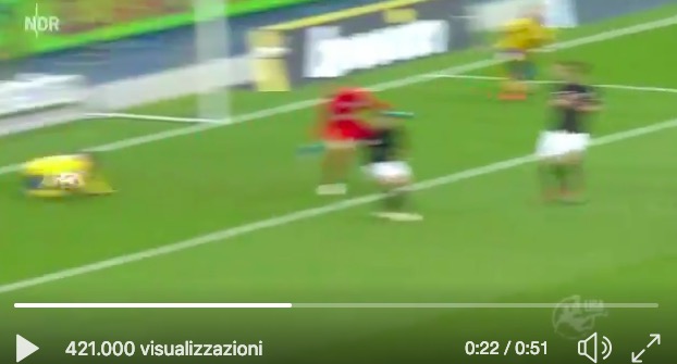 Centra il palo e resta a terra, il compagno lo prende in pieno con un tiro: VIDEO