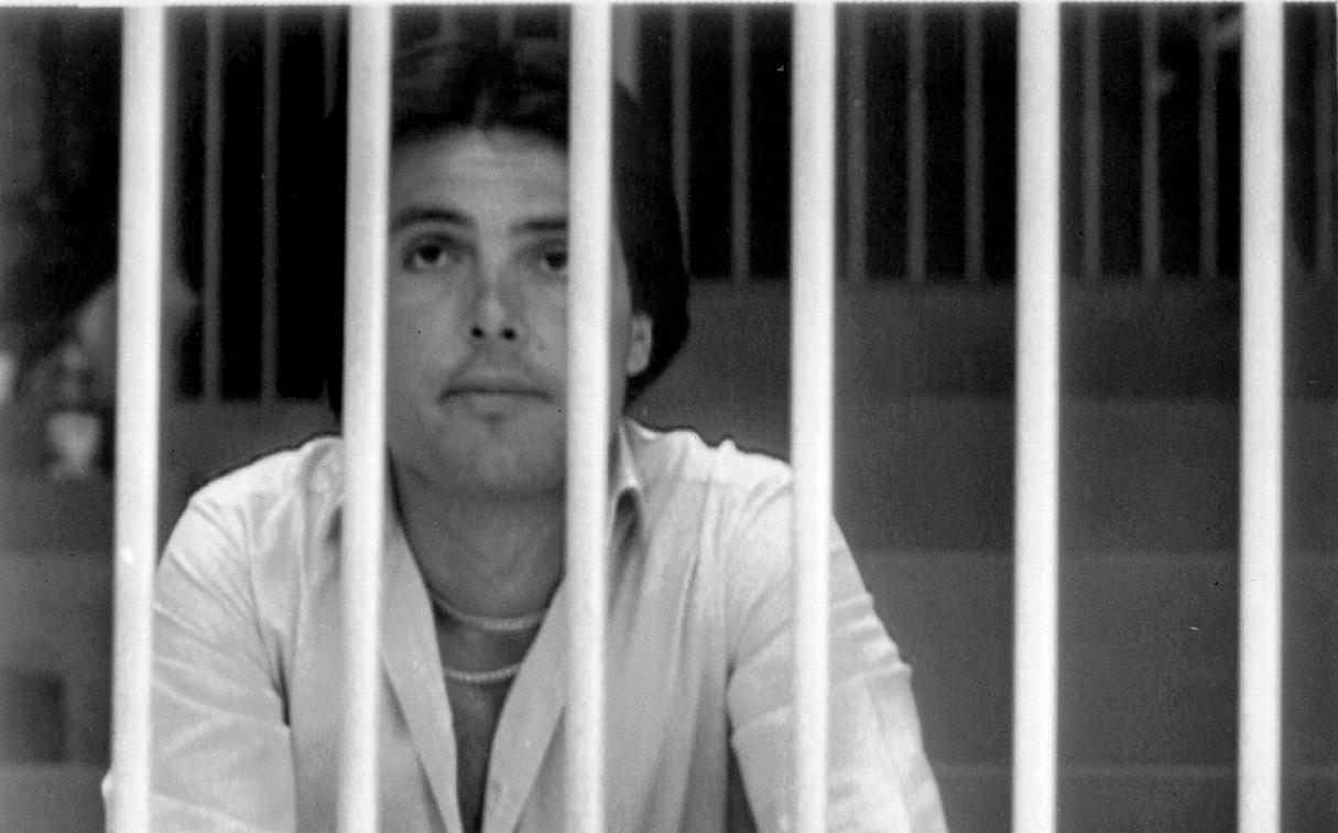 Gianni Melluso il Bello, l'uomo che rovinò Enzo Tortora, chiede "scusa in ginocchio alla famiglia"