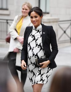 Meghan Markle con l'abito fantasia e il pancione 6