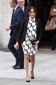 Meghan Markle con l'abito fantasia e il pancione 5