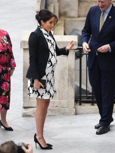 Meghan Markle con l'abito fantasia e il pancione 4