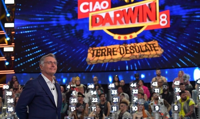 Ciao Darwin 2019, la frase classista sulle scale degli Chic. Enzo Miccio prova a spiegare ma...