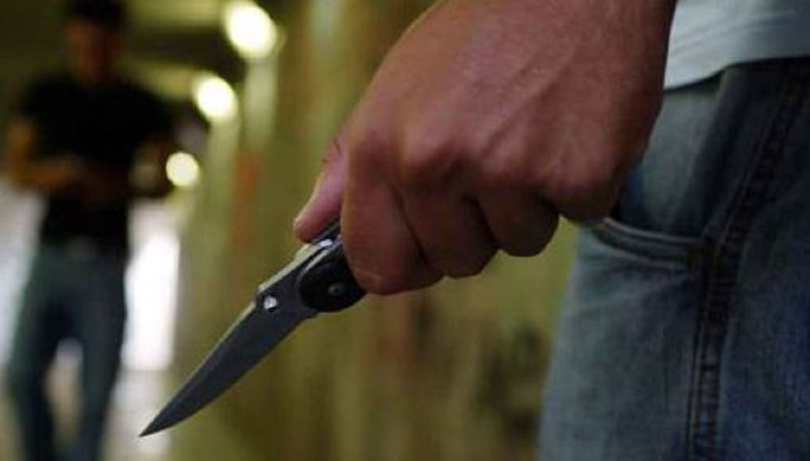 Vizzini, compleanno a base di alcol e droga: il festeggiato accoltella alla gola un 14enne, arrestato