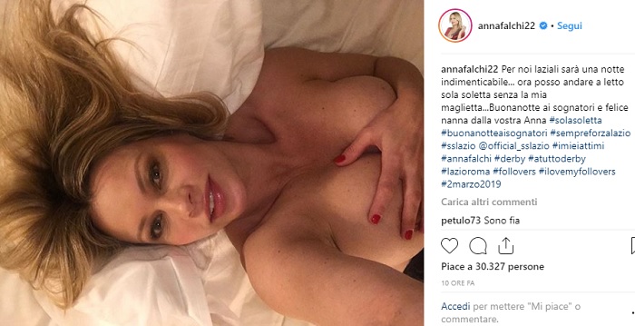 Anna Falchi senza veli per festeggiare la vittoria della Lazio contro la Roma FOTO