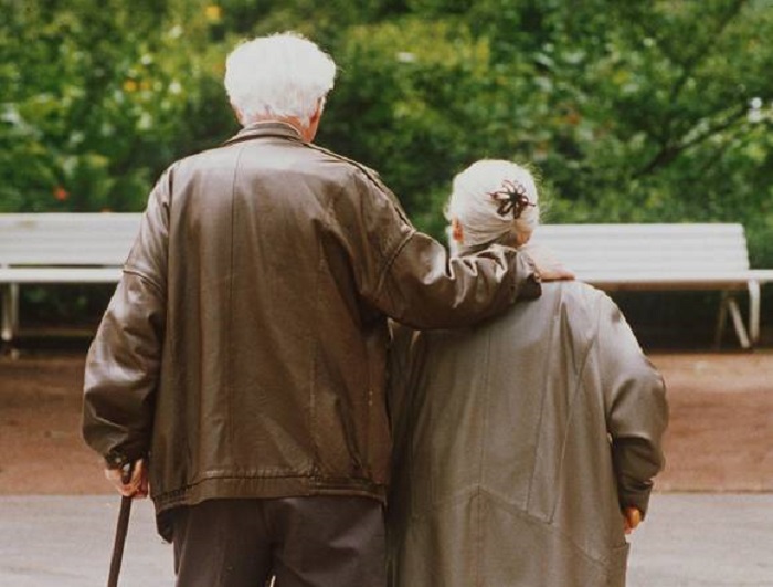 Moglie ha un infarto, marito invalido a letto muore di sete 4 giorni dopo