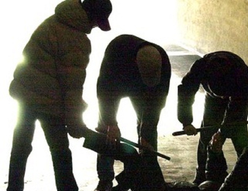 Sudafrica, bimbo di 3 anni torturato a morte e gettato in discarica. I baby killer hanno 7 e 8 anni