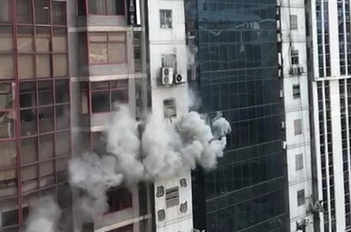 Bangladesh, incendio nel super grattacielo a Dacca: persone si lanciano dalle finestre