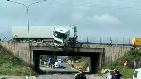 Statale 16, tir sfonda guardrail cavalcavia e rimane sospeso nel vuoto