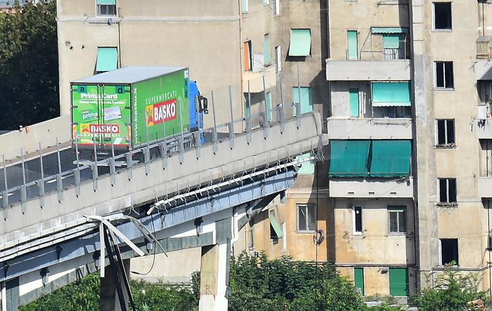 Ponte Morandi. File per farsi i selfie con il camion Basko. Proprietari esasperati lo vendono