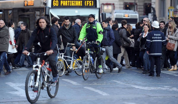 Bici: il disegno di legge di FdI per imporre casco, targa, Rca e divieto di contromano