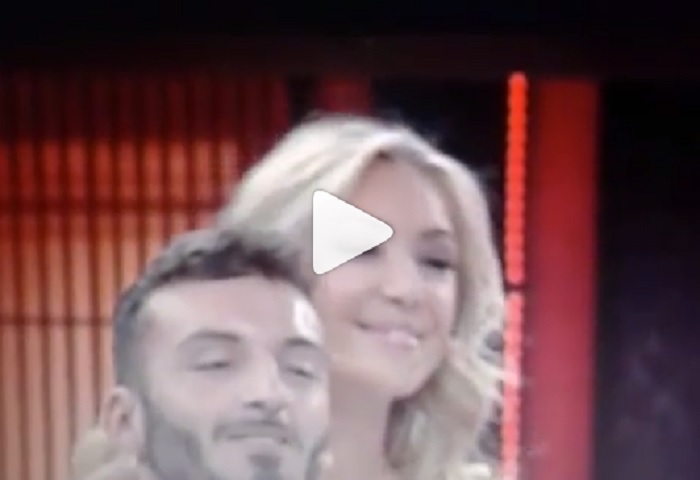 Avanti un Altro, la bonas Laura Cremaschi e il siparietto piccante: "Ha indurito..."