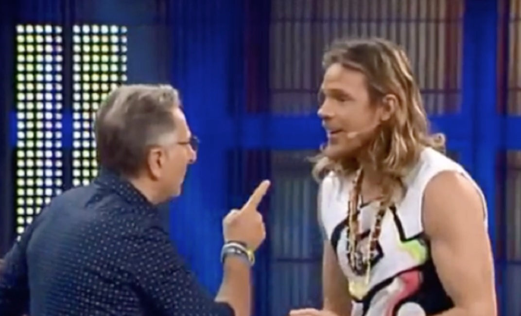 Avanti un Altro, il Bonus Nilsson tocca il seno ad una donna. Paolo Bonolis lo picchia