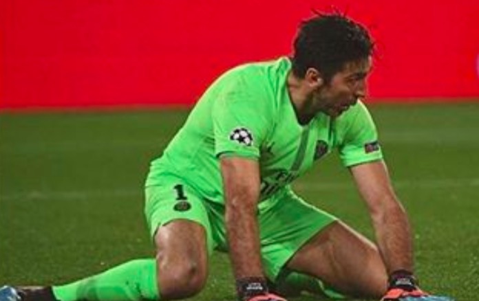 Buffon maledizione Champions, papera e altro rigore subito al 95': Psg eliminato, non festeggia rinnovo contratto