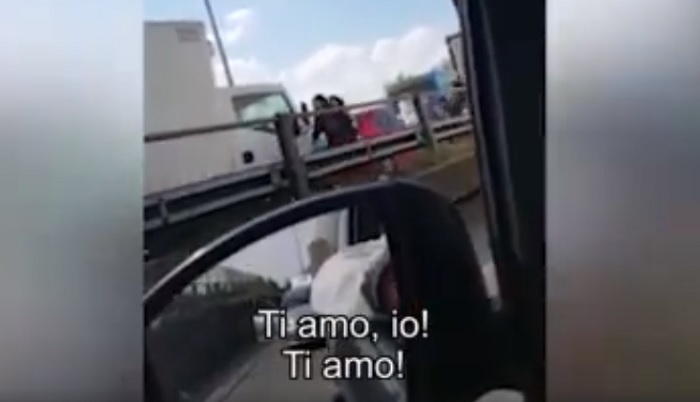Bus incendiato, il ragazzino in fuga dalle fiamme che urla "ti amo" VIDEO