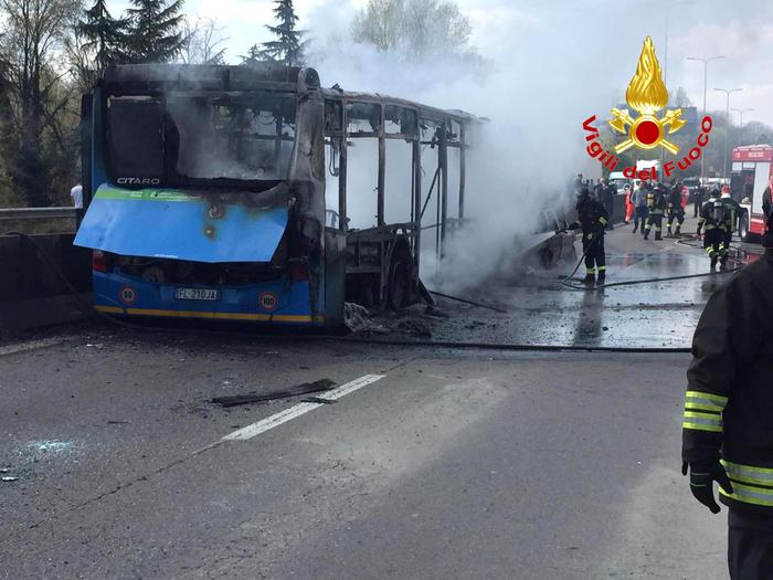 Bus dei ragazzi a San Donato Milanese, 40 minuti sull'orlo dell'Apocalisse
