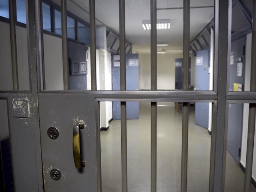 Livorno, rissa nella sala visite del carcere: ferito un poliziotto