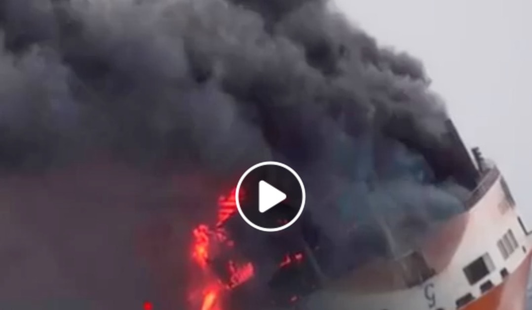 Francia, il cargo italiano Grande America è affondato. Era andato a fuoco domenica notte VIDEO