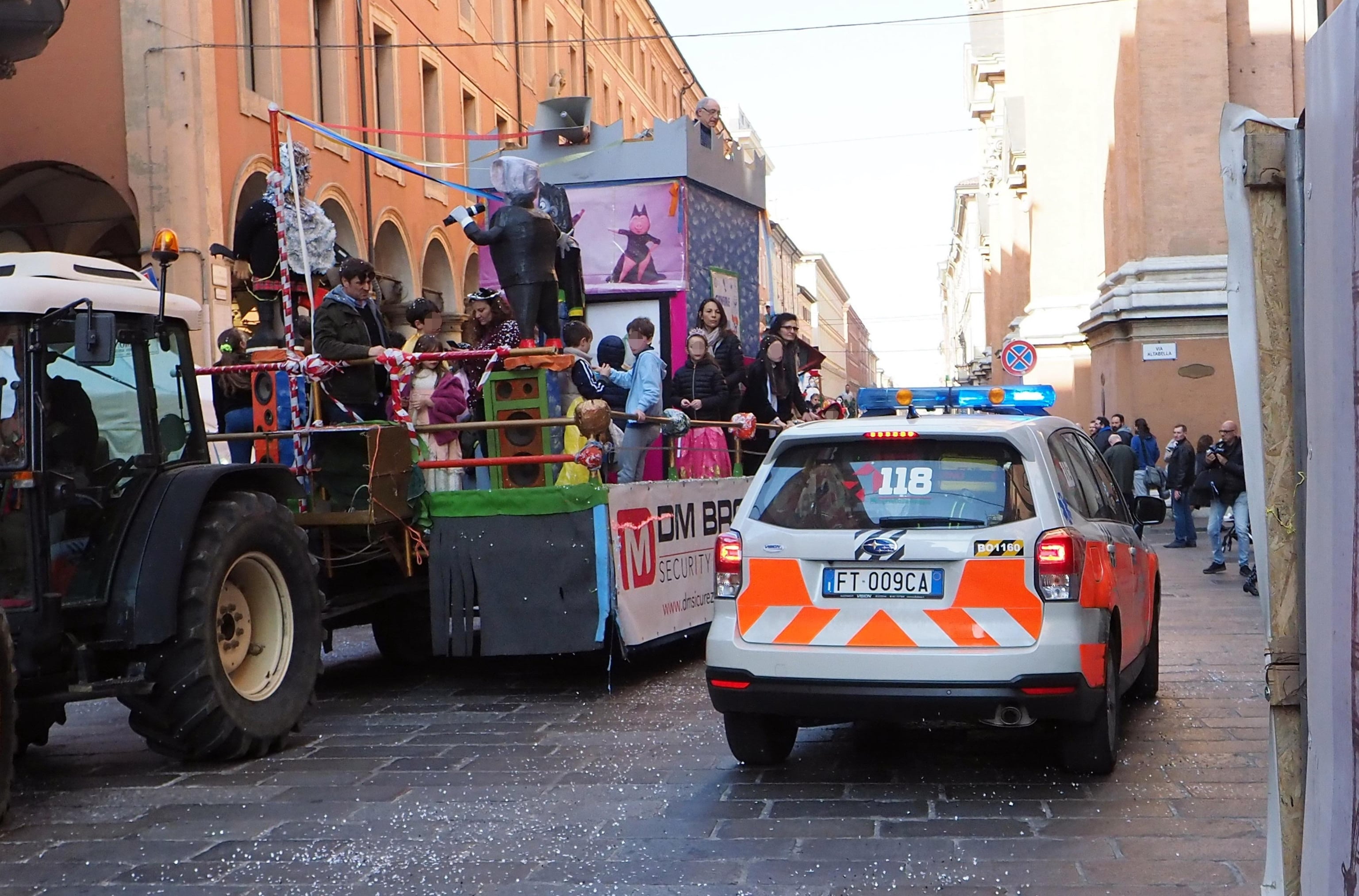 Bologna, bimbo cade dal carro durante la sfilata di carnevale: è grave
