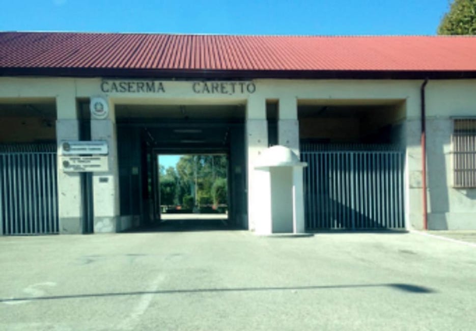 Miano, carabiniere si spara in caserma con la pistola d'ordinanza