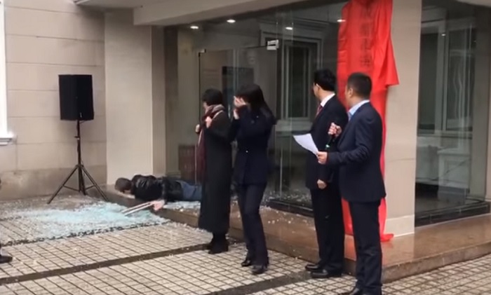 cina cerimonia frantumi porta