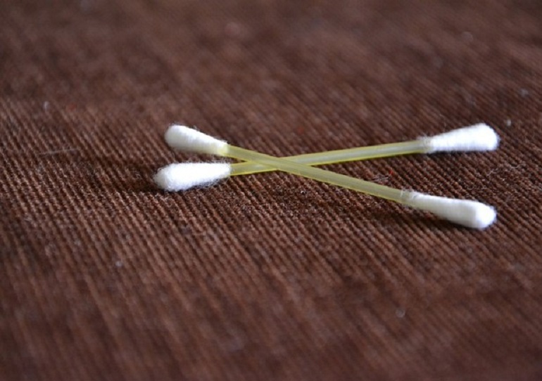 Inghilterra, pezzo di cotton fioc incastrato per anni nell'orecchio: salvato per miracolo