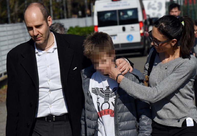 Crema, davanti alla scuola Vailati. Una madre: "Mia figlia questa notte non ha dormito" (foto Ansa)