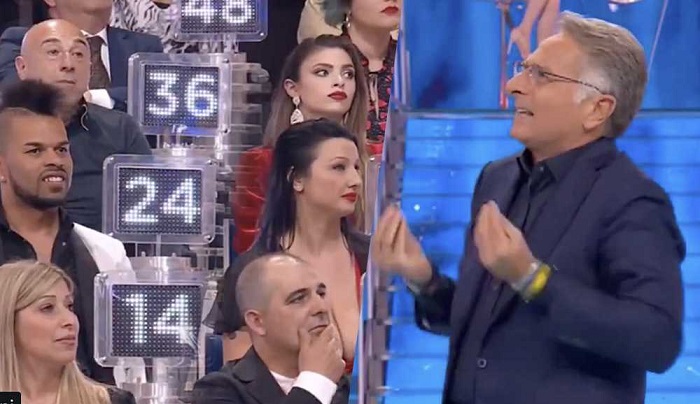 Ciao Darwin: due uomini si baciano, la regia cambia subito inquadratura